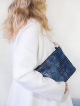 Peacock Pouch Single Medium – Echsenprägung blau - Musterverkauf