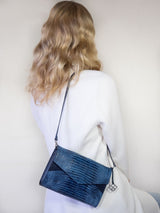 Maia Clutch Echsenprägung marine blau