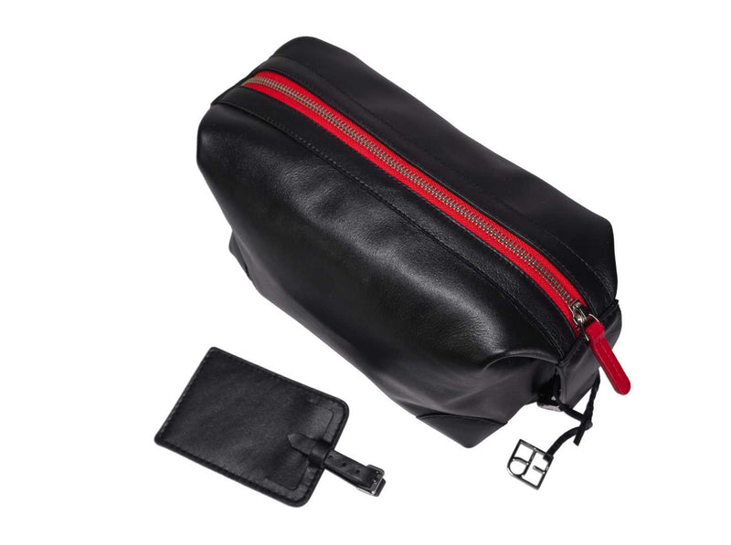 Cosmo Kulturtasche, Leder, schwarz, roter Reißverschluss, Kofferanhänger
